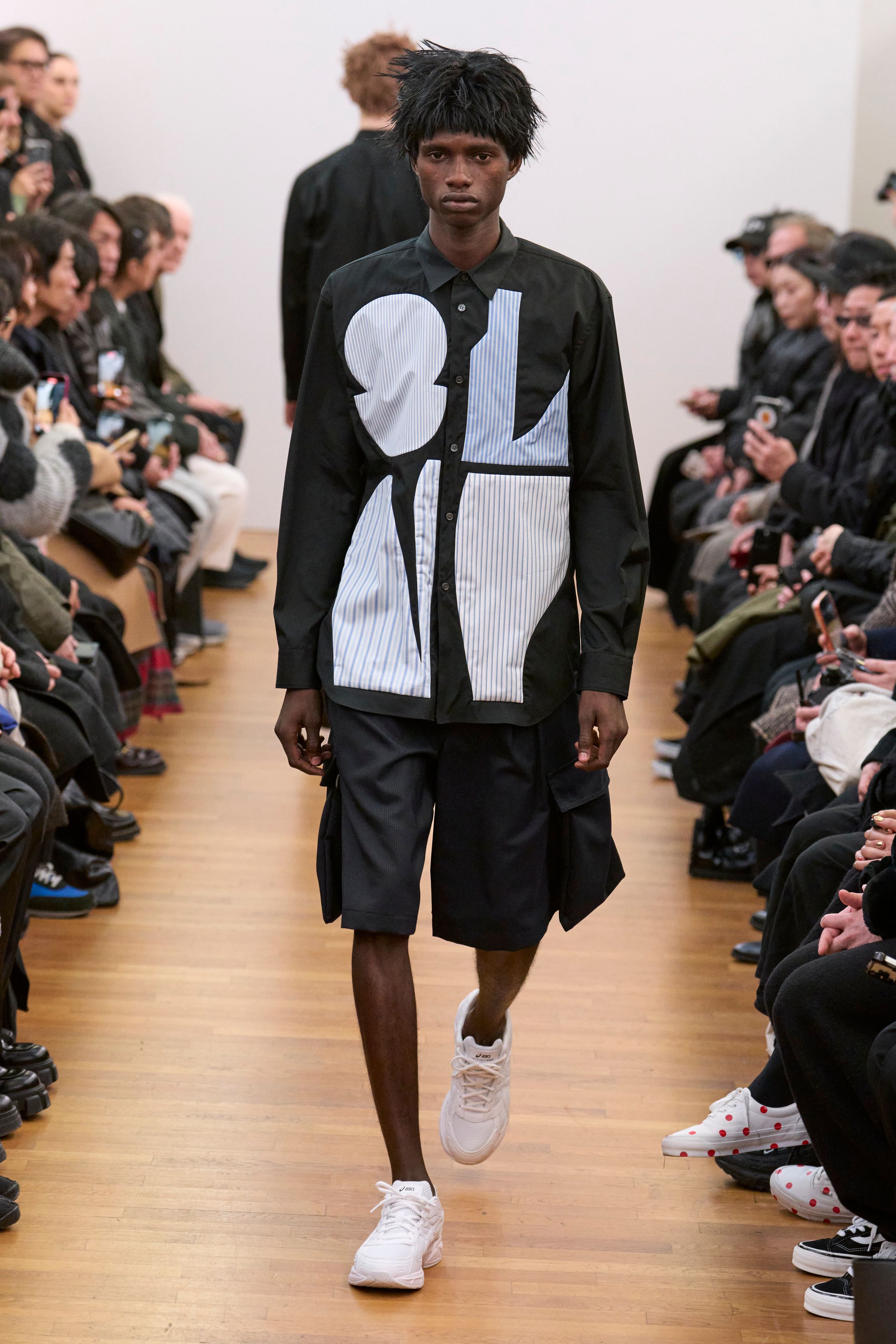 Comme des Garçons Shirt 2026秋冬回到品牌最纯粹的实验原点：衬衫。几何拼接、图形印花与比例错位让日常单品成为视觉符号，色彩克制却充满理性张力。相比 Homme Plus 的激进，这一系列更像冷静的平面设计实验，用“穿着的秩序”探讨日常与先锋的边界-顽石频道趋势研究